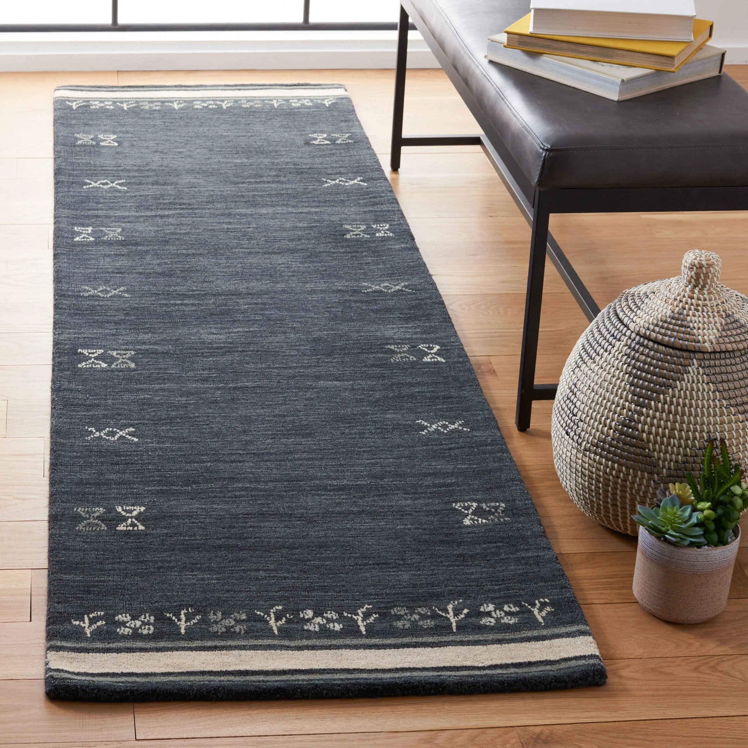 SAFAVIEH Handmade Himalaya Arusha Wool Rug