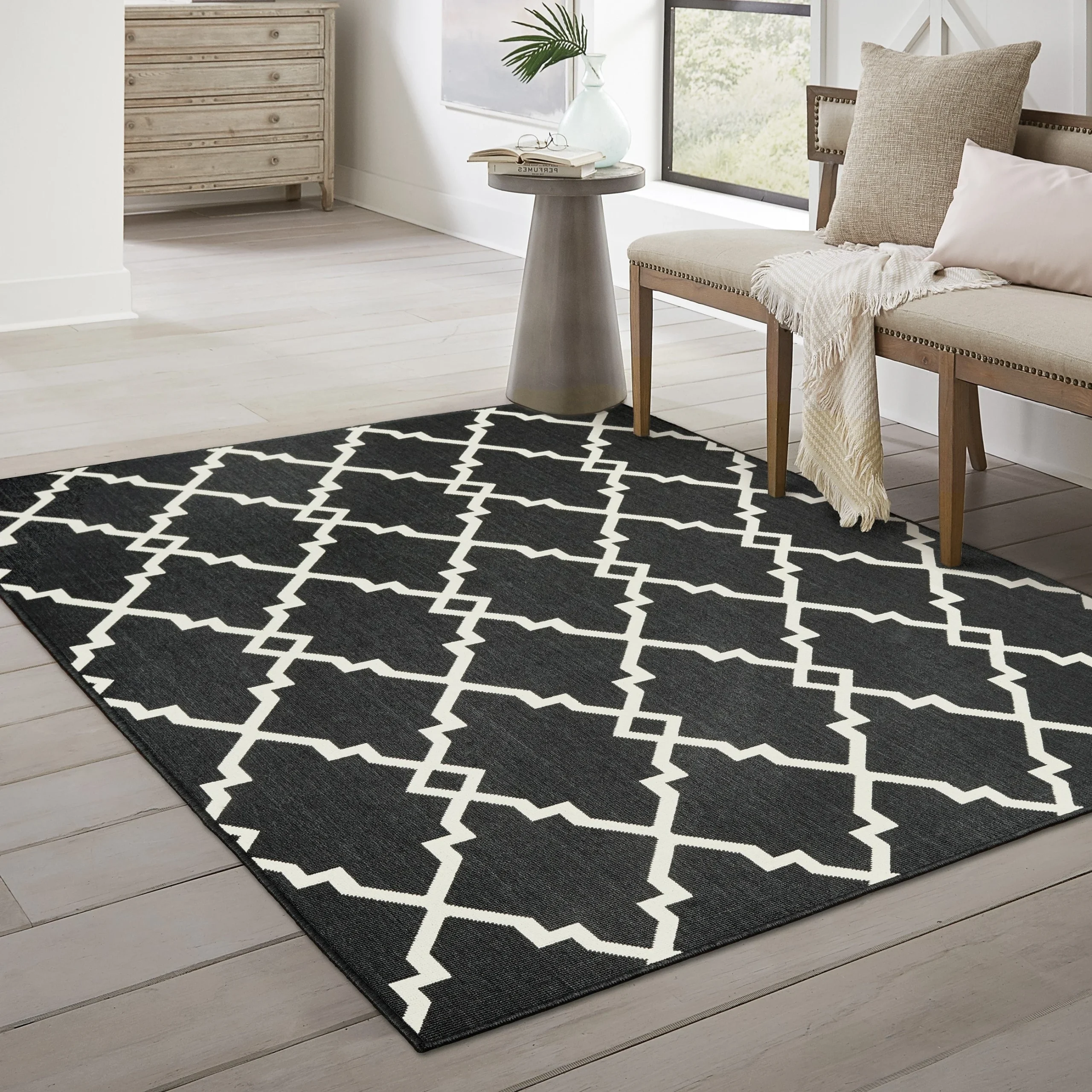 Vista Home Malta Lattice Black/ Off-White Indoor Outdoor Area Rug.